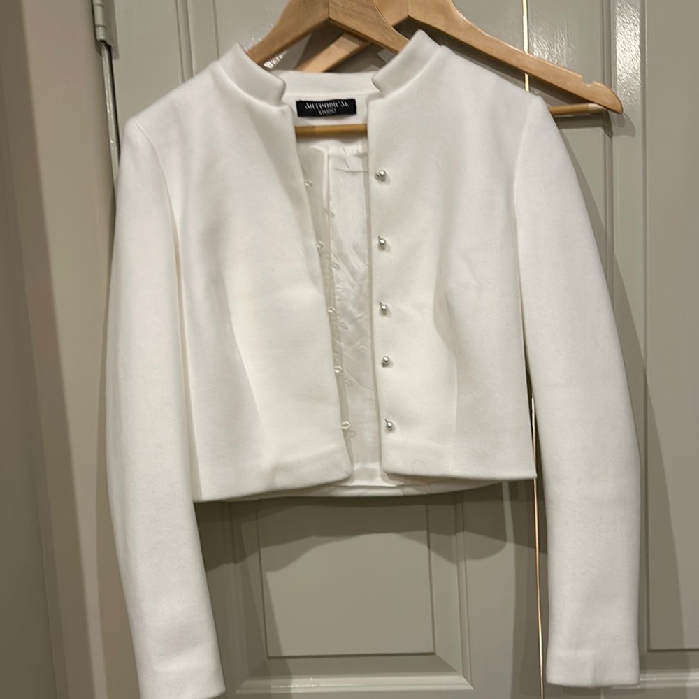 Bridal White Cropped Blazer with Fitted Silhouette